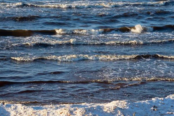 暴风雨前 大海里有白沙和蓝水 白头海浪 — 图库照片
