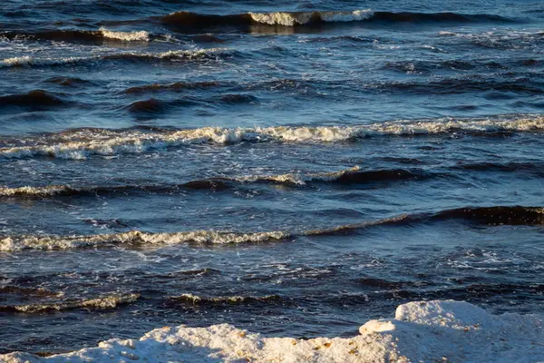 Mare Con Sabbia Bianca Acqua Blu Prima Della Tempesta Onde — Foto Stock