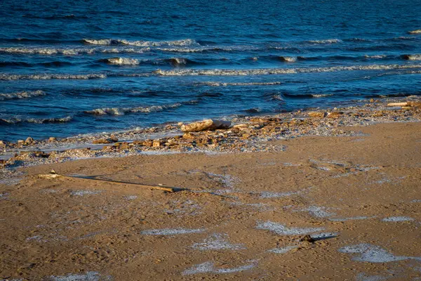 Море Белым Песком Голубой Водой Перед Бурей Волны Белыми Головами — стоковое фото