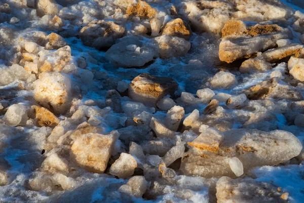 Zamrzlé Jezero Pokryté Hromadou Ledových Ker — Stock fotografie