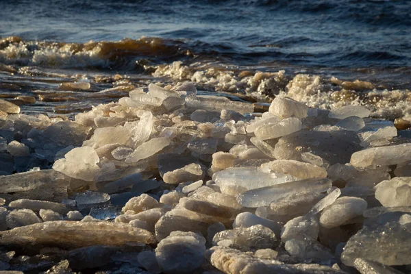 波罗的海冬季 冰隙破裂 大块浮冰被冲入海滨 冰块把冰山堆积起来 — 图库照片