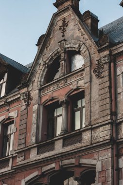 Duvar dekorlu eski Art Nouveau binası. Güneşli bir günde kırmızı ev duvarı. Riga, Letonya, Ocak 2022