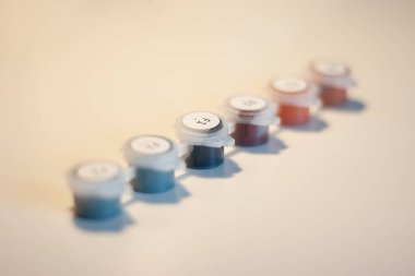 Kapalı suluboya plastik kaplar -.