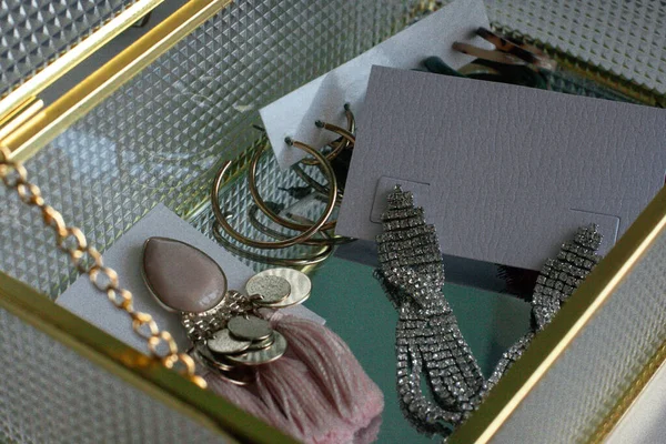 金耳环 女人的珠宝复古装饰背景 玻璃箱中漂亮的金银手镯 项链和耳环 从上往下看Top视图 — 图库照片