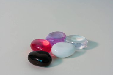 Beyaz arka planda acı cam küplerin yakın plan çekimi. Bir siyah cam taş. Ürün fotoğrafı.