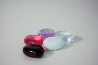 Beyaz arka planda acı cam küplerin yakın plan çekimi. Bir siyah cam taş. Ürün fotoğrafı.