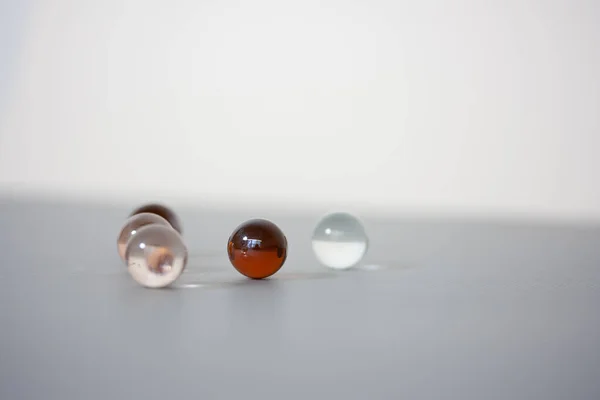 Driehoekige Glazen Ballen Liggen Verspreid Tafel Close — Stockfoto