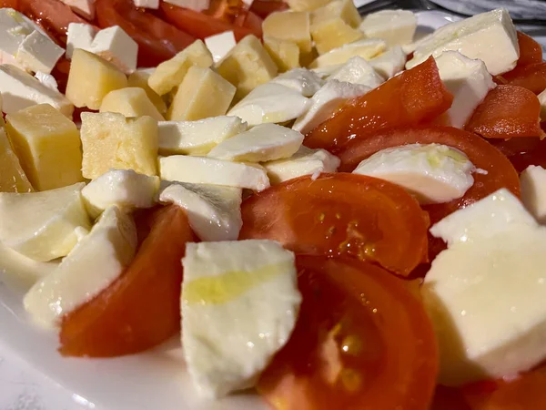 Rote Tomaten Und Feta Scheiben Schneiden Mozzarella Auf Weißem Teller — Stockfoto