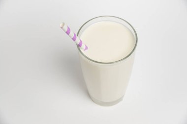 Üst Manzara. Beyaz arka planda renkli kamışlı süt bardağı.