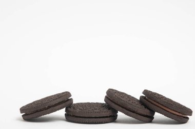 Beyaz arka planda izole edilmiş kremalı çikolatalı kurabiye.