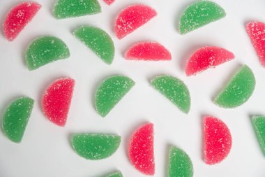 Tatlı desenli, şeker kristalli beyaz arka planda farklı renklerde marmelat şekerlemeleri..