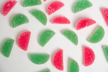 Tatlı desenli, şeker kristalli beyaz arka planda farklı renklerde marmelat şekerlemeleri..