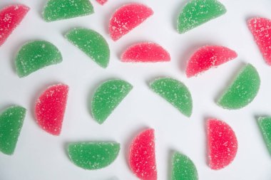 Tatlı desenli, şeker kristalli beyaz arka planda farklı renklerde marmelat şekerlemeleri..