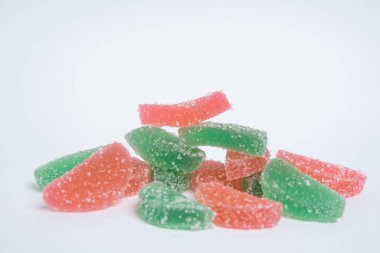Renkli şeker ve jöle şekeri yakın çekim, kare şekilli jöle şekeri aromalı meyve, şekerli tatlı