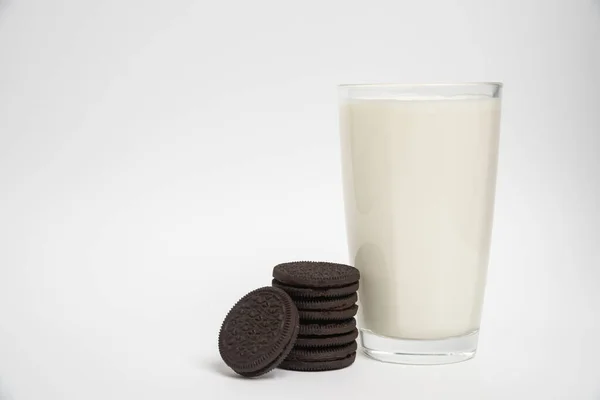 Biscuits Chocolat Avec Lait Dans Verre Sur Fond Blanc — Photo