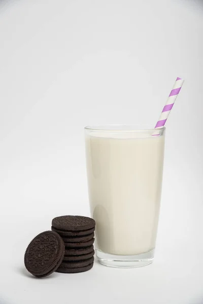 Schokoladenkekse Mit Milch Glas Auf Weißem Hintergrund — Stockfoto