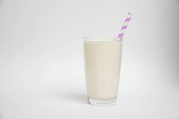 Glas Milch Mit Lila Stroh Isoliert Auf Weißem Hintergrund — Stockfoto