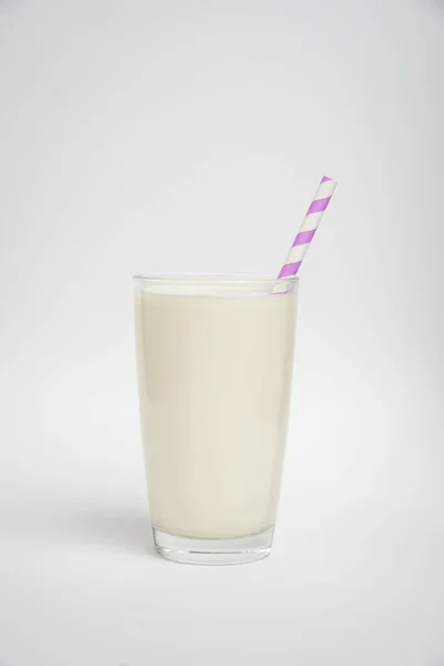 Glas Melk Met Paars Stro Geïsoleerd Een Witte Achtergrond — Stockfoto