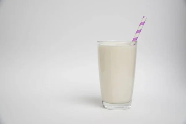 Glas Milch Mit Lila Stroh Isoliert Auf Weißem Hintergrund — Stockfoto