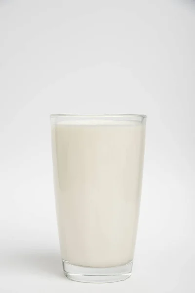 Mjölk Glas Närbild Vit Bakgrund — Stockfoto