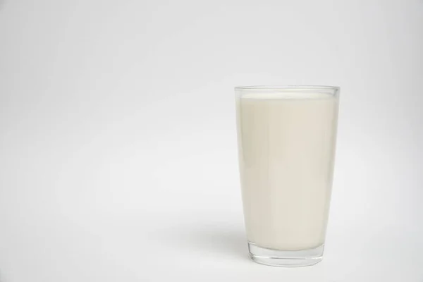 Mjölk Glas Närbild Vit Bakgrund — Stockfoto