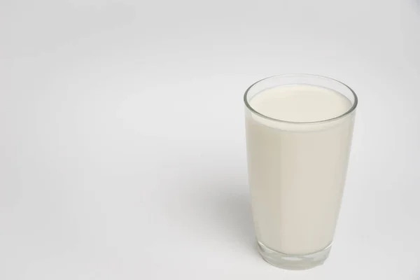 Primer Plano Del Vaso Leche Sobre Fondo Blanco —  Fotos de Stock