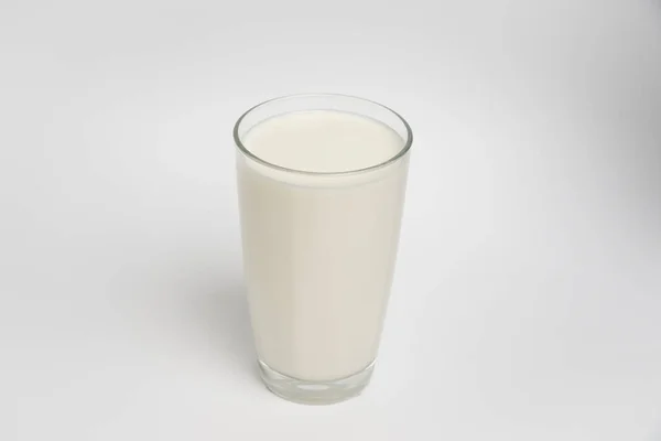 Mjölk Glas Närbild Vit Bakgrund — Stockfoto