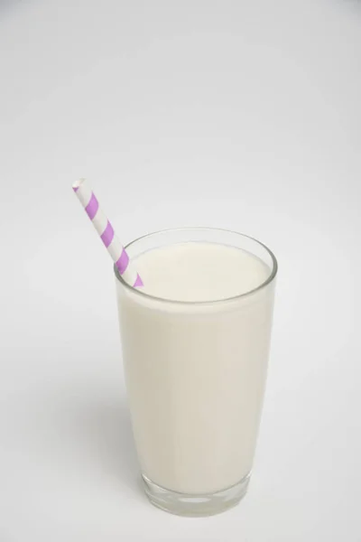 Mjölkglas Med Färgad Halm Närbild Vit Bakgrund — Stockfoto