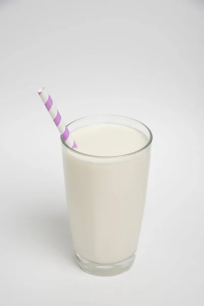 Ποτήρι Γάλακτος Χρωματιστό Καλαμάκι Λευκό Φόντο — Φωτογραφία Αρχείου