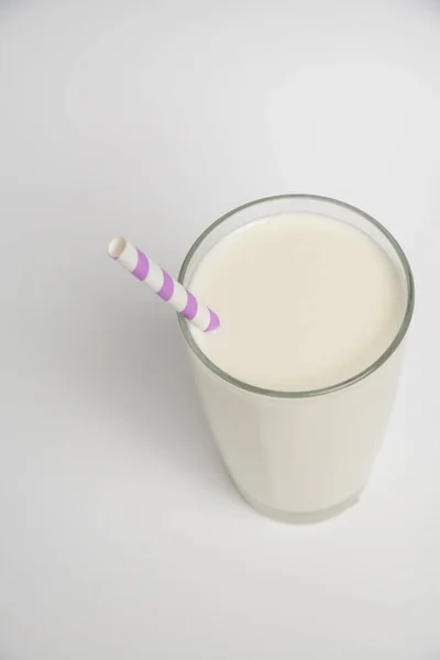 Högst Upp Mjölkglas Med Färgad Halm Närbild Vit Bakgrund — Stockfoto