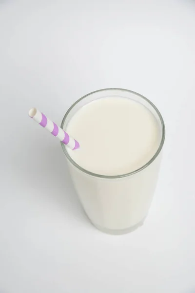 Högst Upp Mjölkglas Med Färgad Halm Närbild Vit Bakgrund — Stockfoto