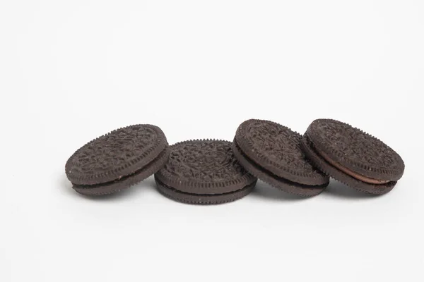 Choklad Cookies Med Grädde Fyllning Isolerad Vit Bakgrund — Stockfoto