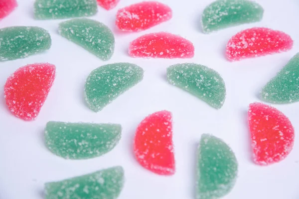Süßes Muster Marmeladengelee Verschiedenen Farben Auf Weißem Hintergrund Mit Zuckerkristallen — Stockfoto