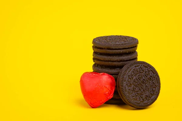 Biscoitos Chocolate Com Uma Torre Recheio Creme Coração Chocolate Vermelho — Fotografia de Stock