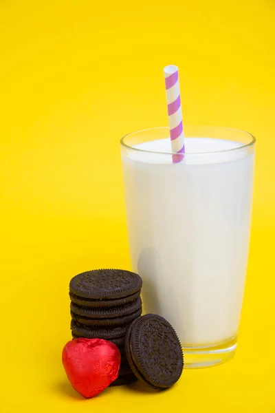 Biscotti Caramelle Forma Cuore San Valentino Bicchiere Latte Sfondo Giallo — Foto Stock