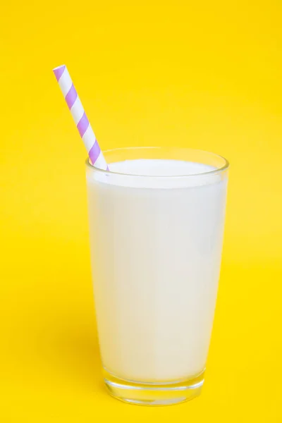 Sarı Arka Planda Mor Pipetli Bir Bardak Süt — Stok fotoğraf