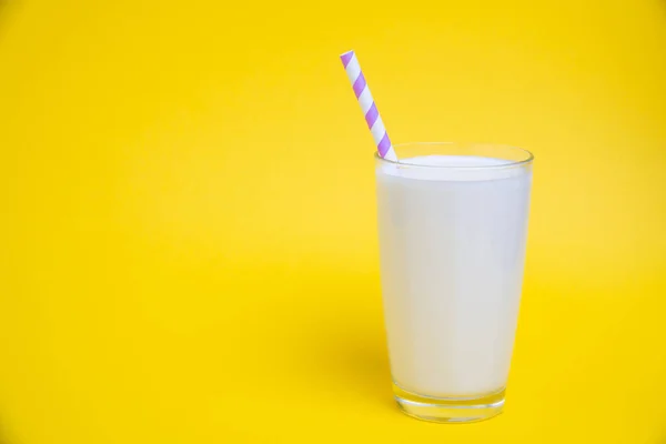 Glas Mjölk Med Lila Halm Isolerad Gul Bakgrund — Stockfoto