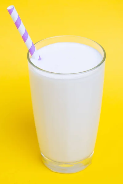 Glas Milch Mit Lila Stroh Isoliert Auf Gelbem Hintergrund — Stockfoto