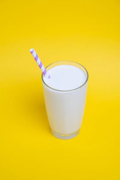 Verre Lait Avec Paille Violette Isolé Sur Fond Jaune — Photo