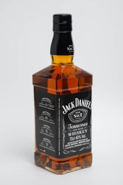 Riga, Letonya. 12 Şubat 2022. Bir şişe Jack Daniels. Jack Daniels, Tennessee viskisinin bir türüdür. kırpma yolu ile
