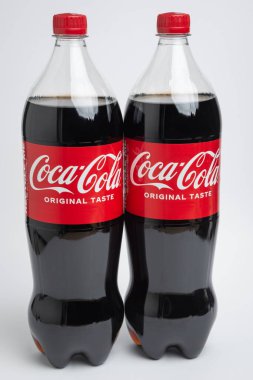 Riga, Letonya 12 Şubat 2022: Beyaz arka planda izole edilmiş Coca-Cola plastik şişelerinin fotoğrafı
