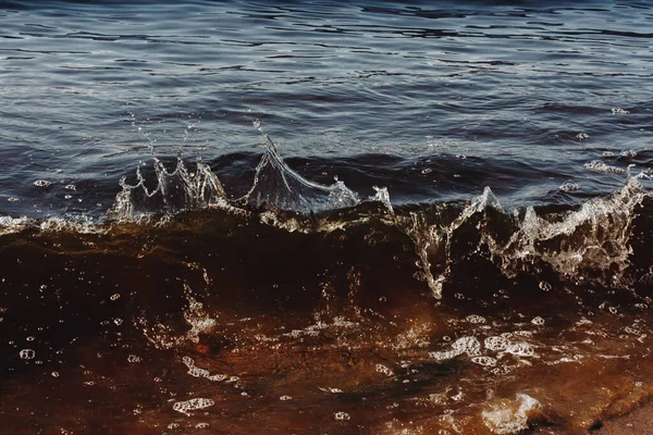 Fala Wody Jeziorze Białymi Plamami Świecącymi Jasnym Słońcu — Zdjęcie stockowe