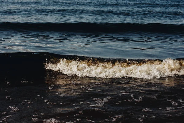 Vague Eau Dans Lac Avec Éclaboussures Blanches Brillantes Dans Soleil — Photo