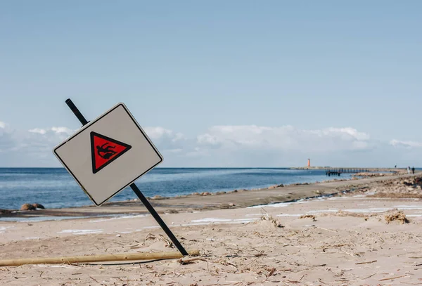 注意滑 一个码头的海岸上有一个警告标志 一个让人走路的地方警告标志 — 图库照片