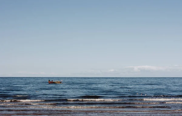一个阳光明媚的夏日 与一艘渔船在海边畅游 — 图库照片
