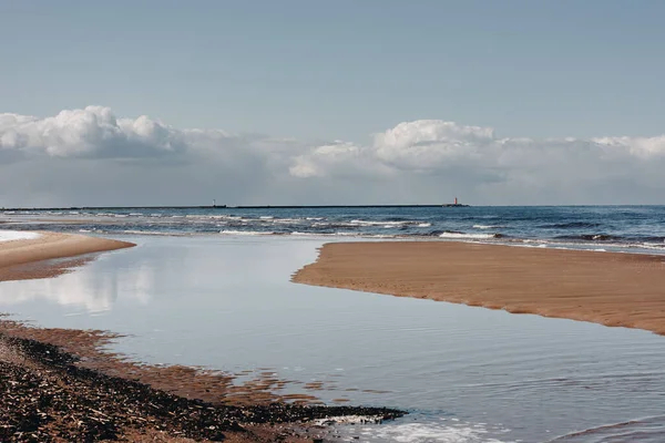 风暴来临前 海滩上布满了白沙和蓝水 白头海浪 — 图库照片