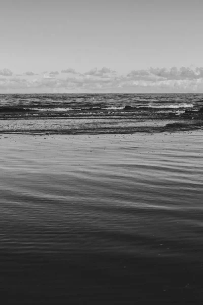 Mořská Pláž Bílým Pískem Modrou Vodou Před Bouří Vlny Bílými — Stock fotografie