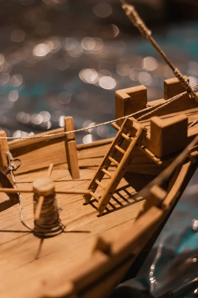 Antikes Modell Segelschiff Nahaufnahme Von Holztreppen Mit Bokeh Hintergrund — Stockfoto