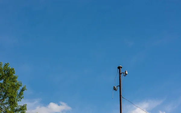Старый Металлический Столб Проводами Углу Дома Солнечный Летний День Голубым — стоковое фото
