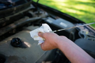 Teknisyenlerin elleri Araç Motor yağını kontrol edin, seçici odaklanma